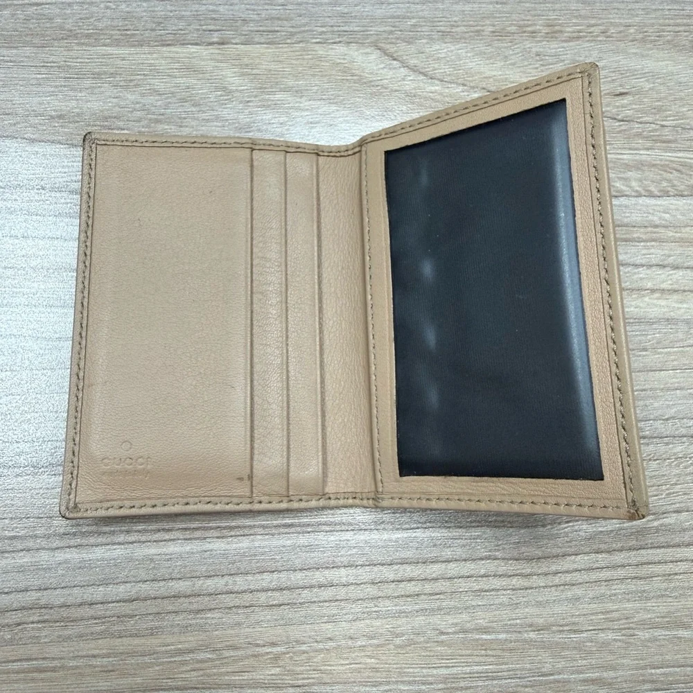 Authentic Gucci Bi-fold Card Holder with Heart Emblem - Picture 3 of 12